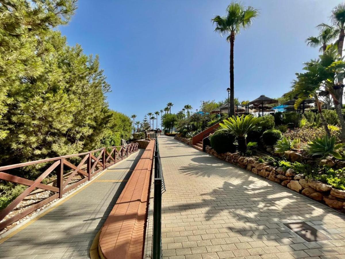 Beach And Pool Holidays At The Grand Coloso Benalmádena Esterno foto